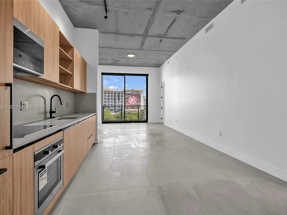 91 NW 27th St #201