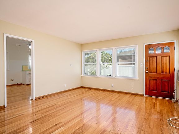Entrance and doorway to the kitchen