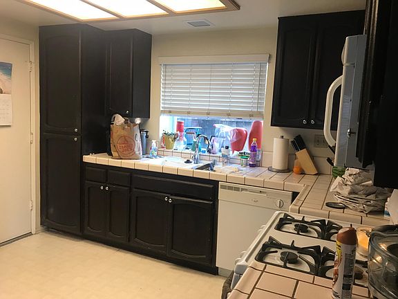 Kitchen with gas stove/oven, dishwasher and microwave