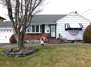 35 Julian St, Hicksville, NY 11801