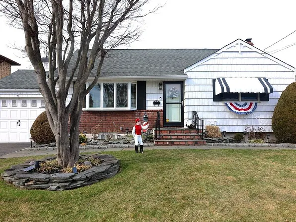 35 Julian St, Hicksville, NY 11801