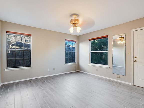 5th image of 600 Hempstead Dr