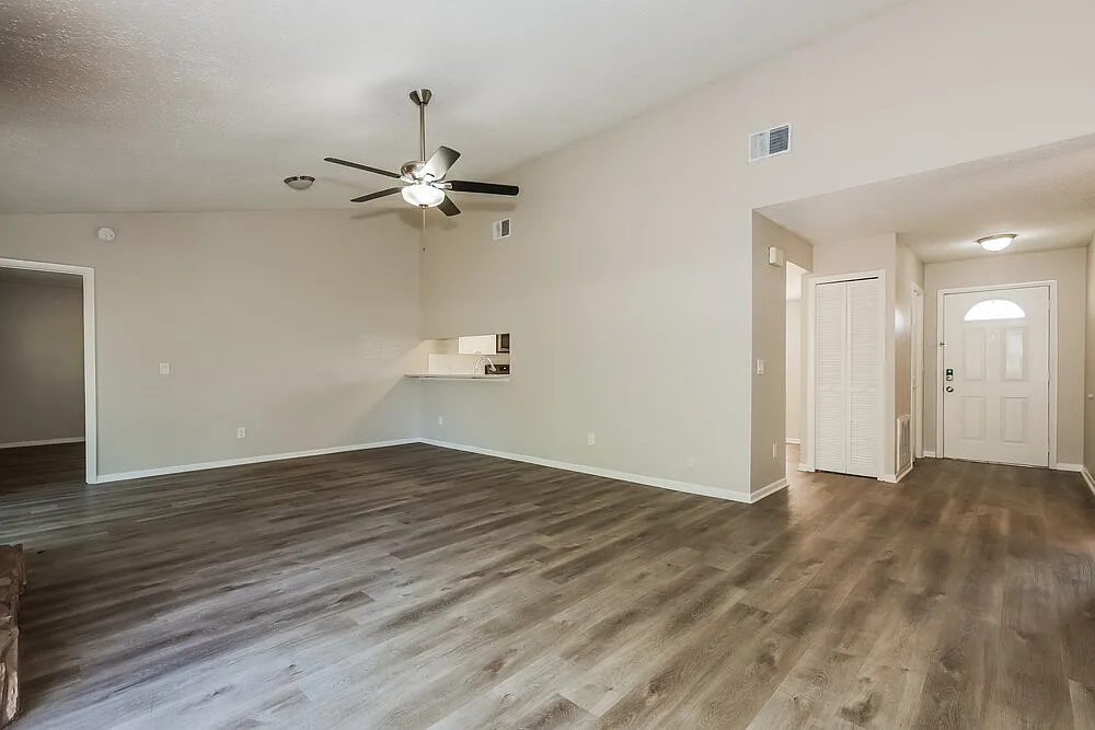 3 bed, 2.0 bath, 1392 sqft, $3,530 — Photo 4