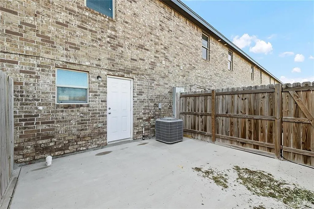 2 bed, 2.0 bath, 1075 sqft, $1,075 — Photo 2