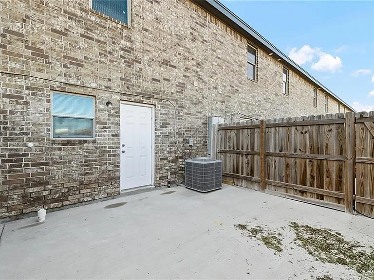 1400 Hummingbird Ct #10 — Photo 2