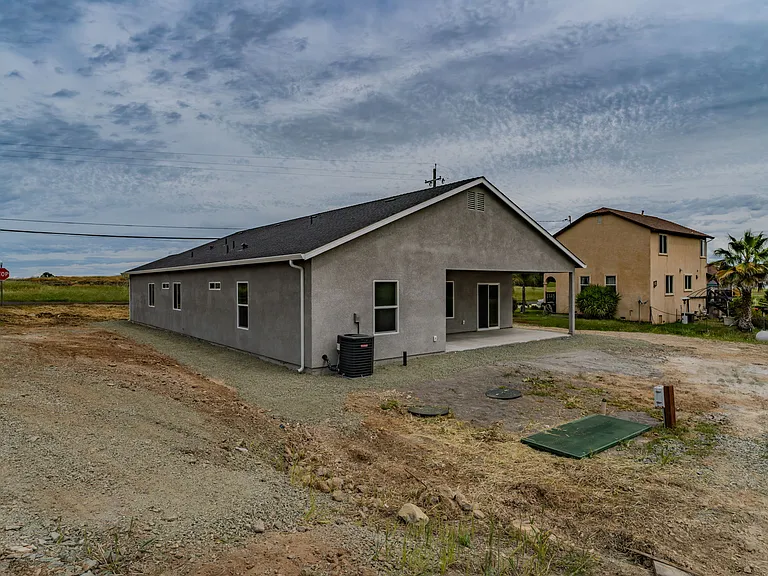 2426 Village Dr — Photo 46