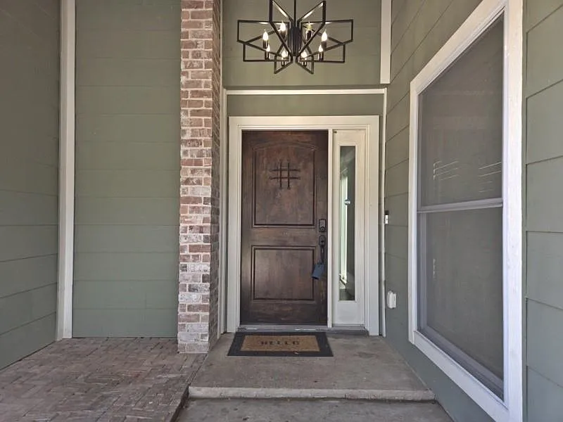 3 bed, 2.0 bath, 2064 sqft, $2,190 — Photo 2
