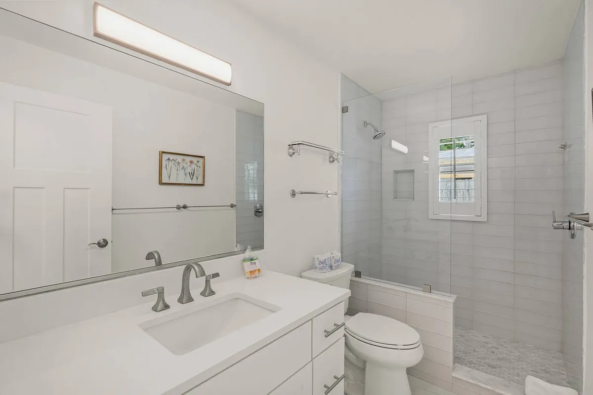 Building Photo - 615 Avenida Del Norte