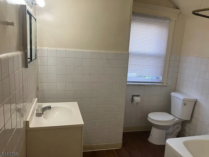 2 bed, 1.0 bath, $1,800 — Photo 2
