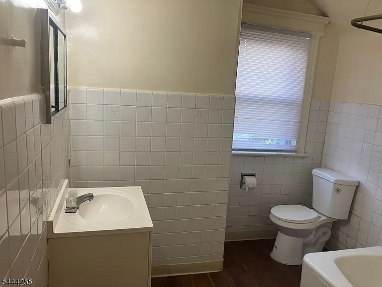 407 William St — Photo 2