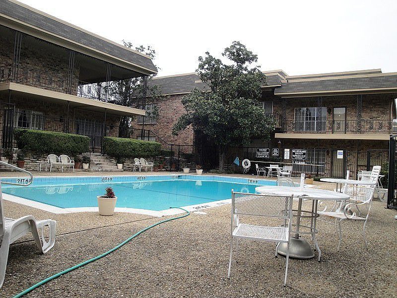 2nd image of 4409 Bellaire Dr S APT 112