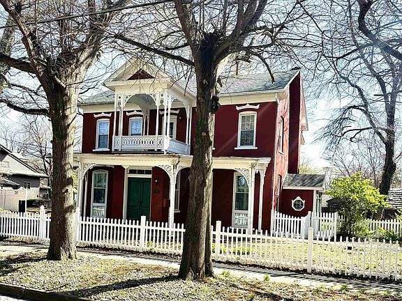 2nd image of 415 N Plum St