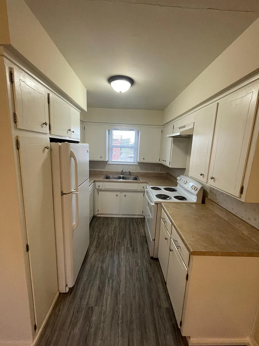 Building Photo - 926 E Walnut St #12