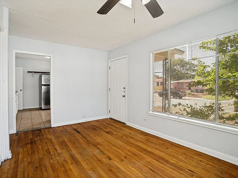2514 Waverly Ave — Photo 5