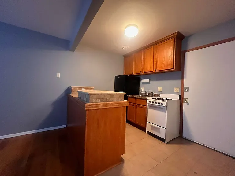 1466 N Farwell Ave — Photo 5