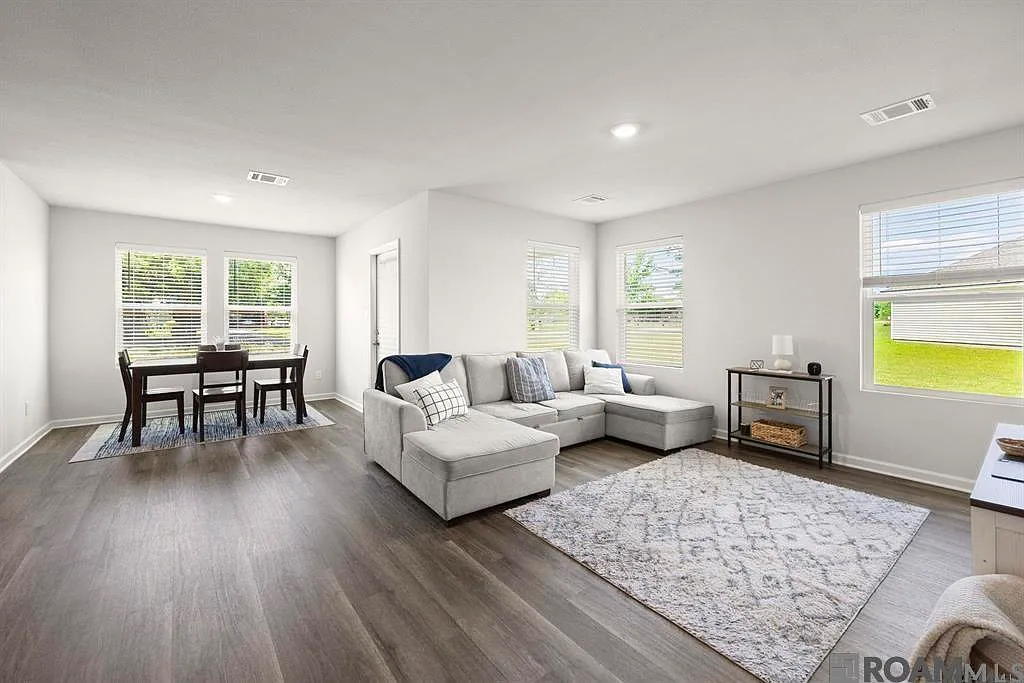 3 bed, 1343 sqft, $2,100 — Photo 2