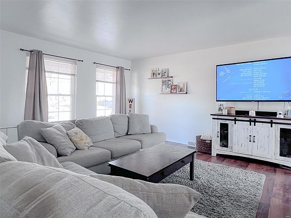 2nd image of 305 Lincolnshire Blvd