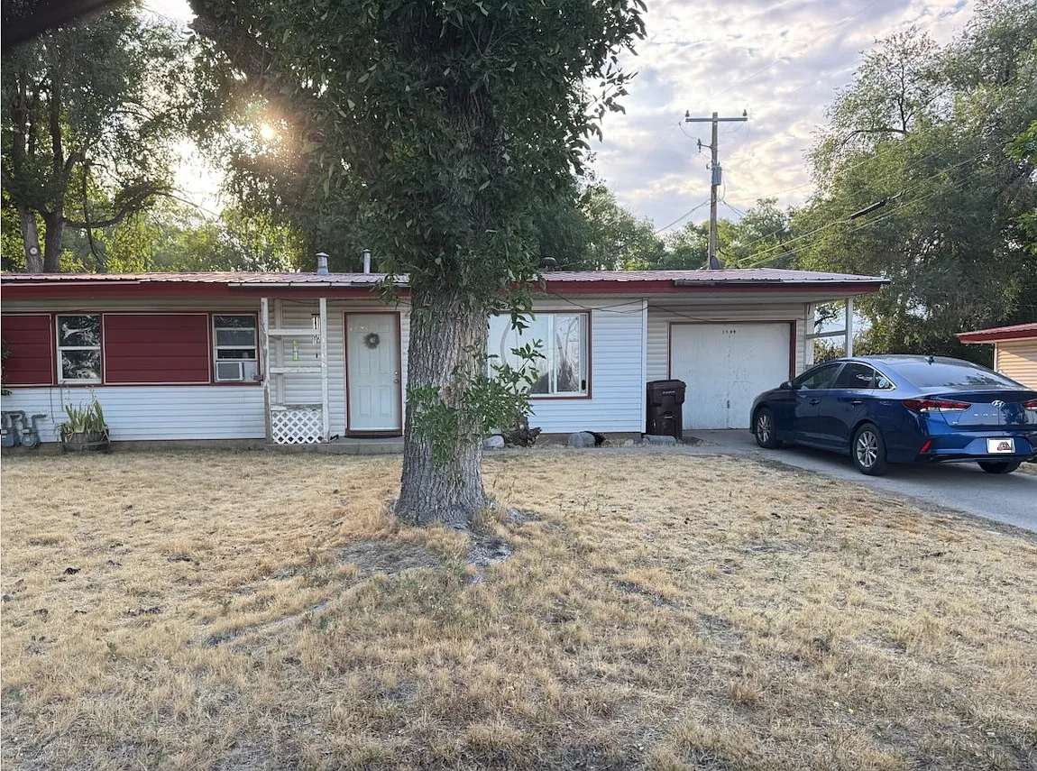 3 bed, 900 sqft, $1,200 — Photo 1
