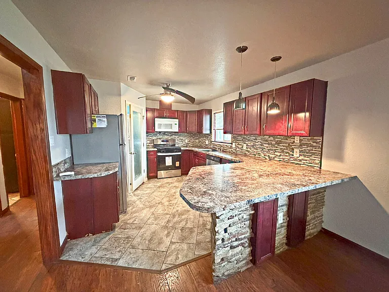 817 Zachry Dr — Photo 6