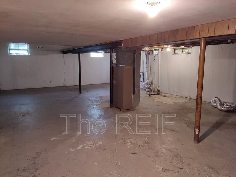3 bed, 1.0 bath, 1002 sqft, $1,250 — Photo 1