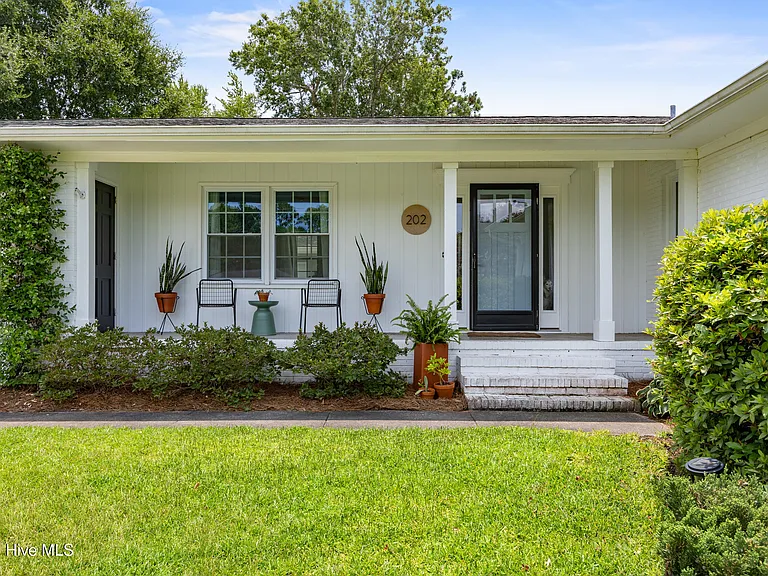 202 Windemere Rd — Photo 10