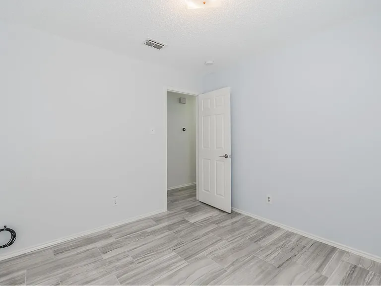 2709 Brittany Dr — Photo 8