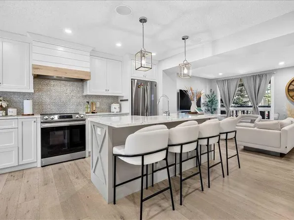75 NW Shawglen Way SW, Calgary, AB T2Y 1Y9