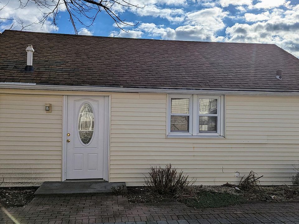 Cute 2Br cottage located behind the main home 1.5 blocks to the beach.