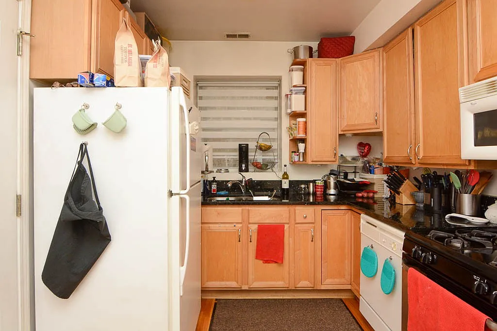 Excellent 2 Bed, 1 Bath at Claremont + Rosemont (Rogers Park) — Photo 2