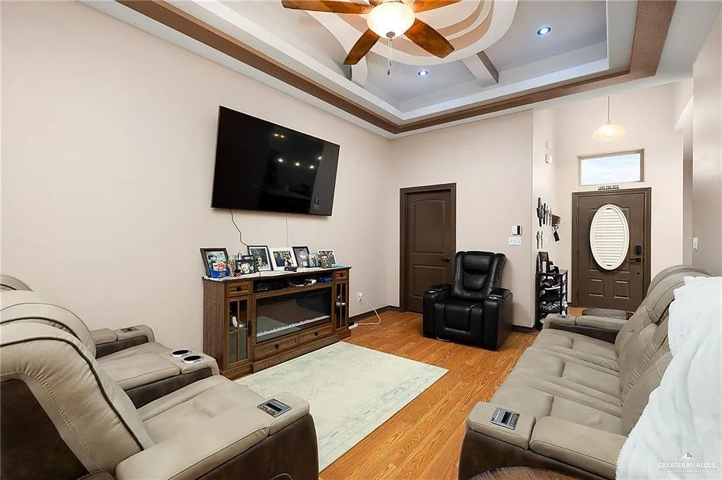 3 bed, 2.0 bath, 1370 sqft, $2,000 — Photo 4