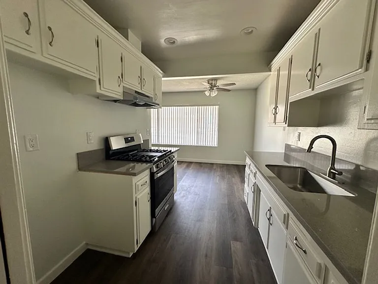LA GRANADA APARTMENTS — Photo 9