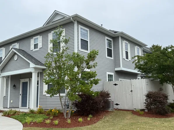 1402 Poules Ln, Chesapeake, VA 23320