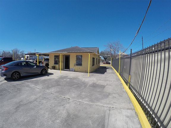 2nd image of 1400 N Wayside Dr