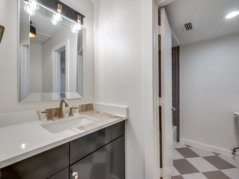 4616 W Lovers Ln #208 — Photo 11