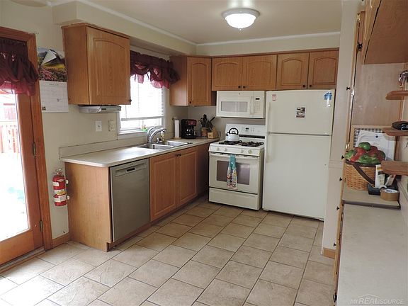 3rd image of 25664 Normandy St