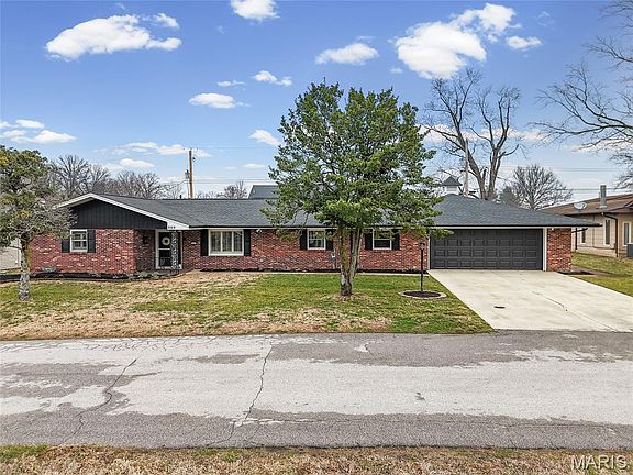 2nd image of 809 N Meadow Ln