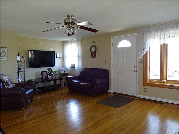 3rd image of 104 Crescent Ct