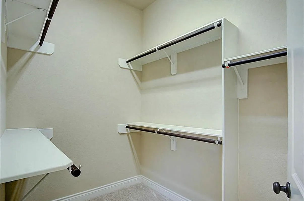 4 bed, 2500 sqft, $3,200 — Photo 2