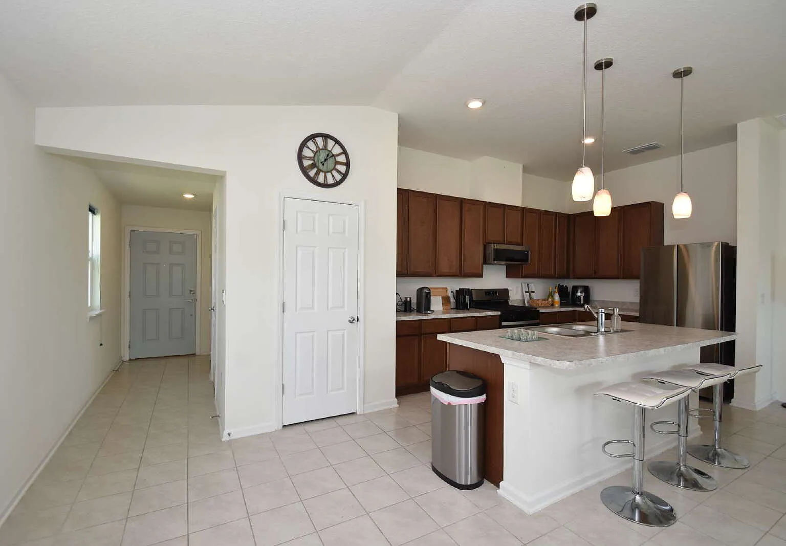 3 bed, 2.0 bath, 1377 sqft, $2,600 — Photo 4