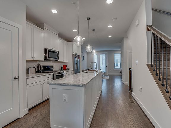 3rd image of 824 Thompson Ave