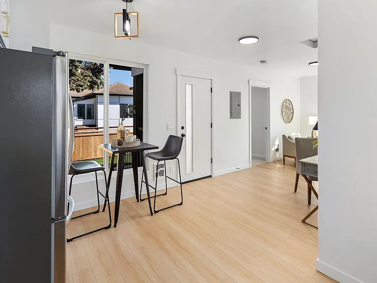 1624 Hoyt Ave — Photo 8