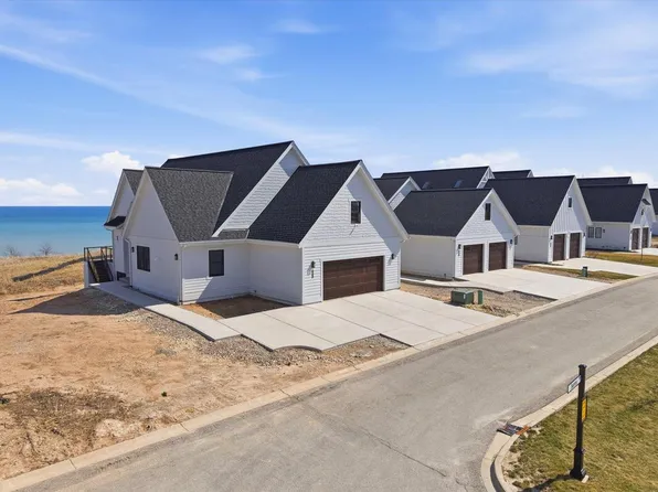 1082 Seanma Wynd, Port Washington, WI 53074