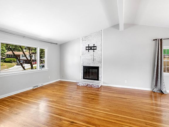 3rd image of 609 Hickory Hollow Ln