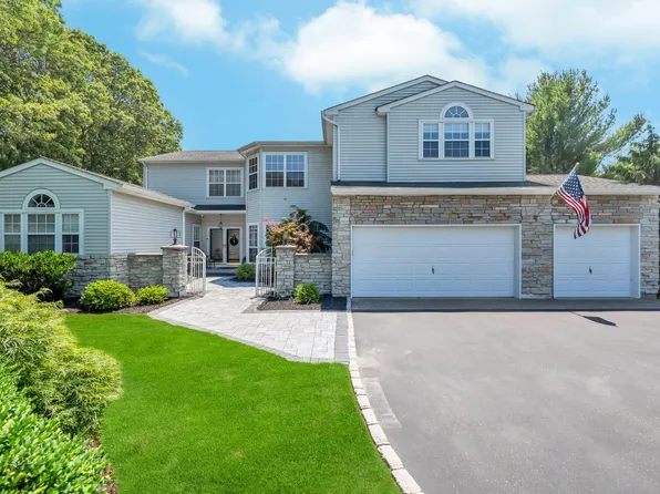 5 Clematis Court, Lake Grove, NY 11755