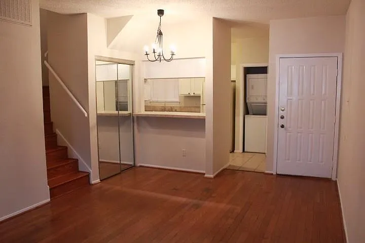 2 bed, 1012 sqft, $1,600 — Photo 2