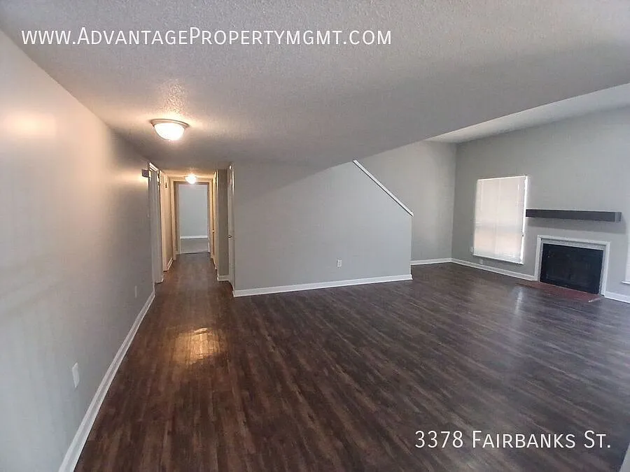 Newly Refreshed 3 bedroom 2 bath Duplex - Open To Section 8 — Photo 4