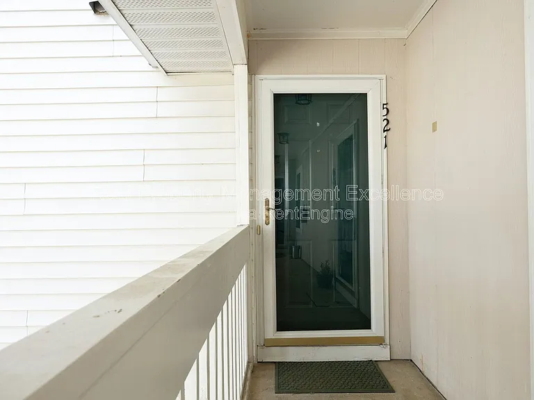 521 Renshaw Ct — Photo 3