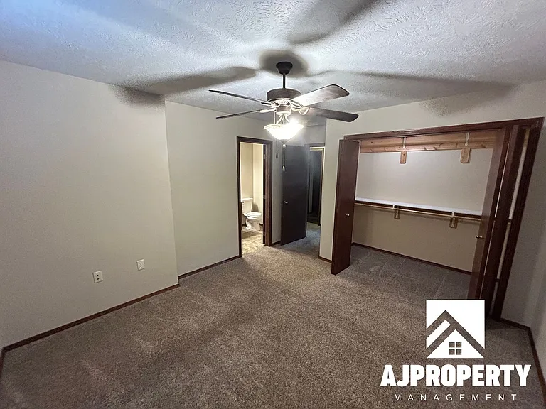 1040 N Main Ave — Photo 10