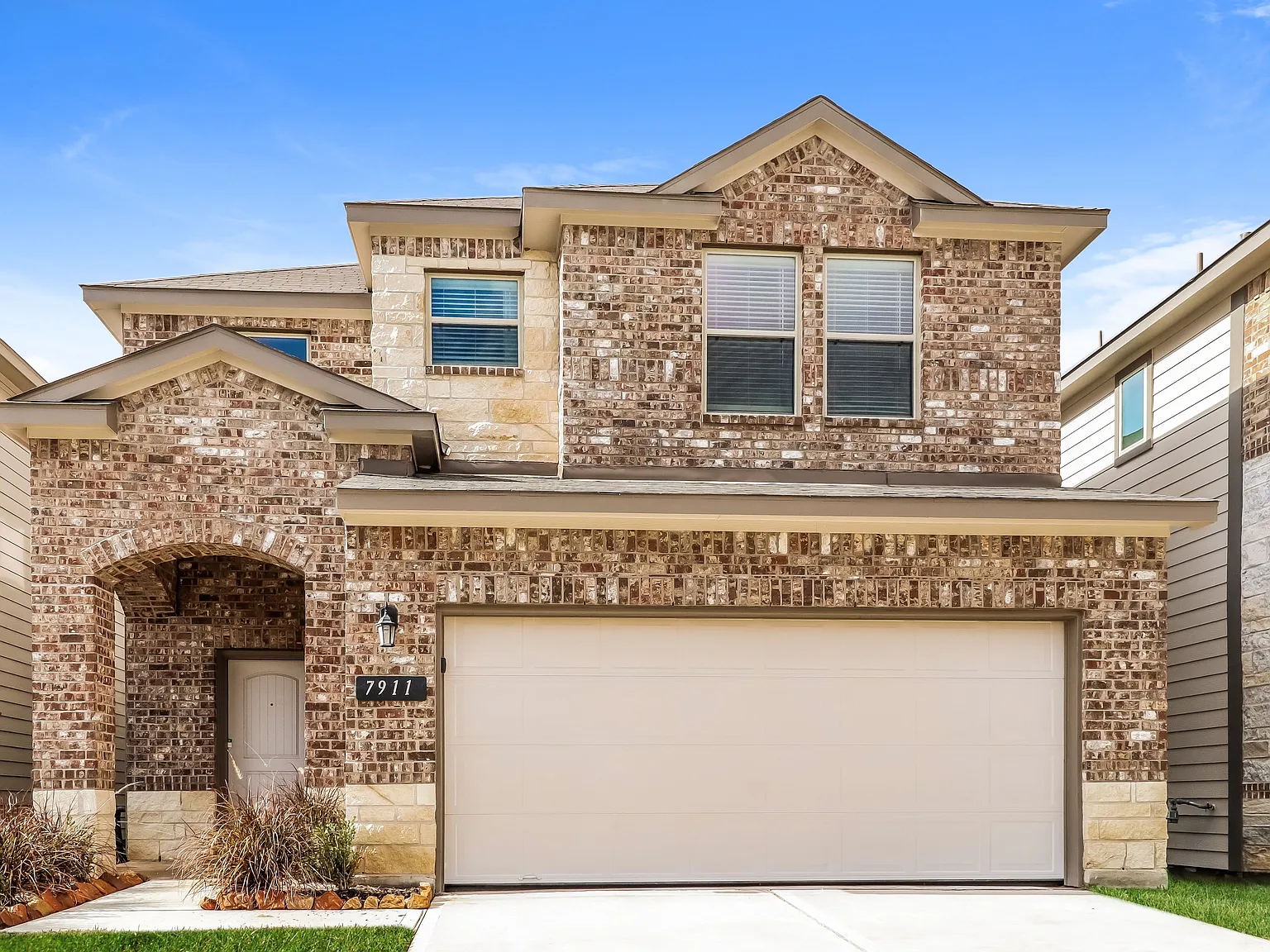 4 bed, 3.5 bath, 2064 sqft, $2,489 — Photo 1