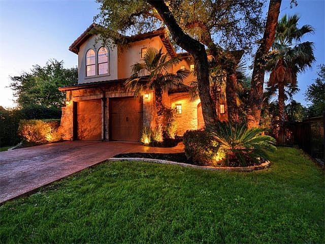 Stunning 2-story in Villas at Treemont.